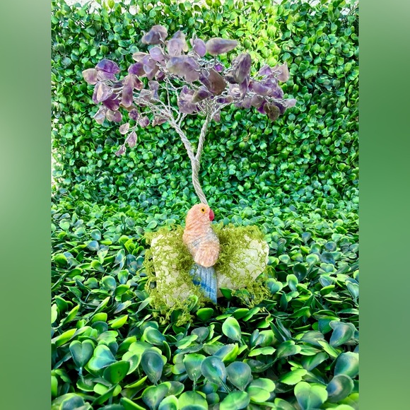 Parrot carving on Amethyst Tree - Picture 4 of 8